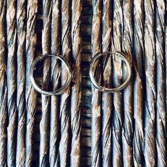 ✨💛 Chunky Gold Tone Hoops ✨✨✨ - Picture 6 of 8